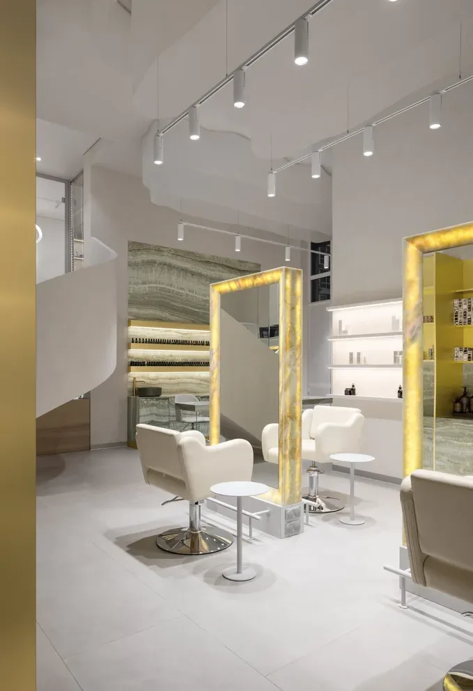 zona hair styling del salone By magic Krona a Brovary con specchi retroilluminati in onice progettata da Vilchinskaya Design Bureau