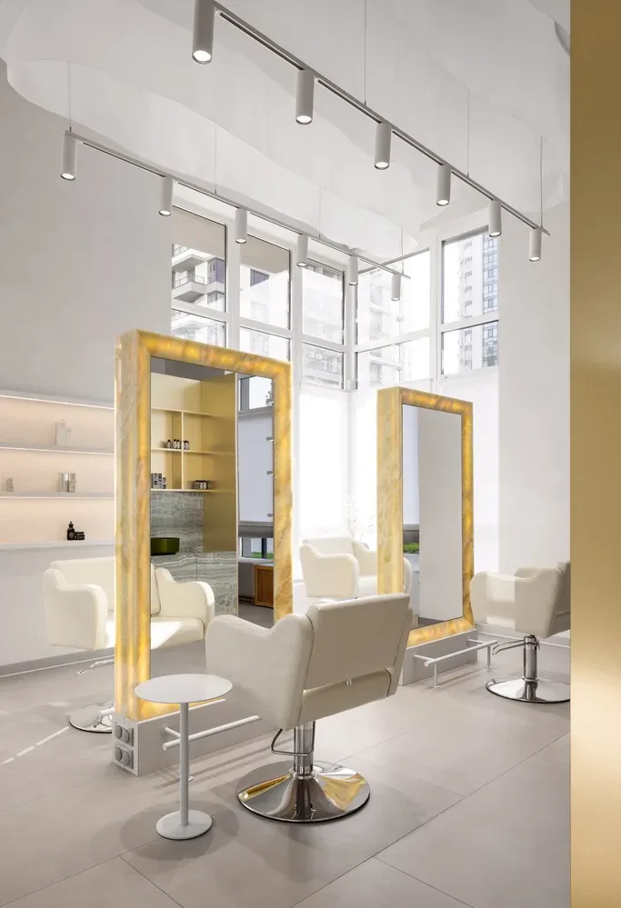 zona styling del salone By magic Krona a Brovary con specchi retroilluminati e soffitto tessile progettata da Vilchinskaya Design Bureau