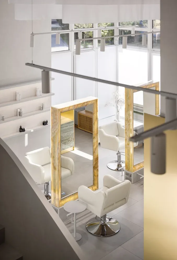 vista dall’alto della zona styling del salone By magic Krona a Brovary con specchi retroilluminati in onice progettata da Vilchinskaya Design Bureau