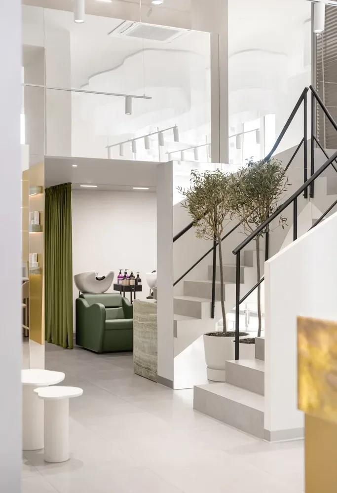 area lavatesta e scala specchiata del salone By magic Krona a Brovary progettata da Vilchinskaya Design Bureau