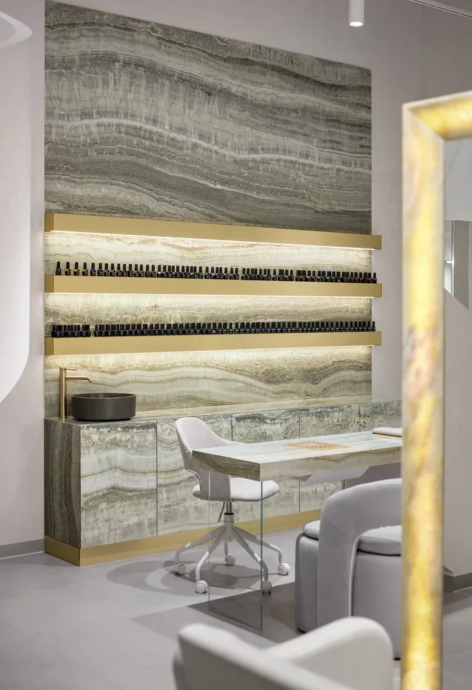 dettaglio postazione manicure del salone By magic Krona a Brovary con arredi in onice e ottone progettati da Vilchinskaya Design Bureau