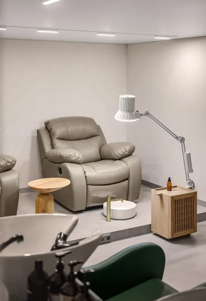 area pedicure del salone By magic Krona a Brovary con poltrone reclinabili e arredi su misura progettata da Vilchinskaya Design Bureau