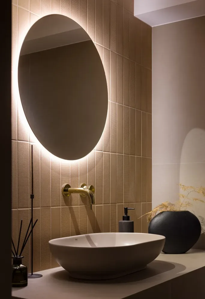 dettaglio area servizi del salone By magic Krona a Brovary con lavabo e specchio retroilluminato progettata da Vilchinskaya Design Bureau