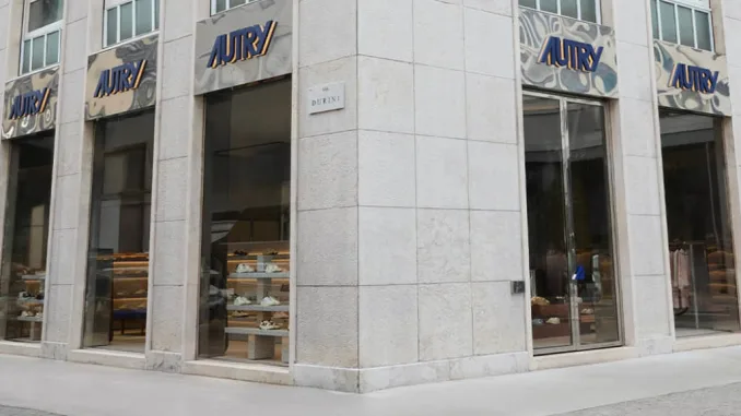 Facciata del flagship store Autry in Piazza San Babila
