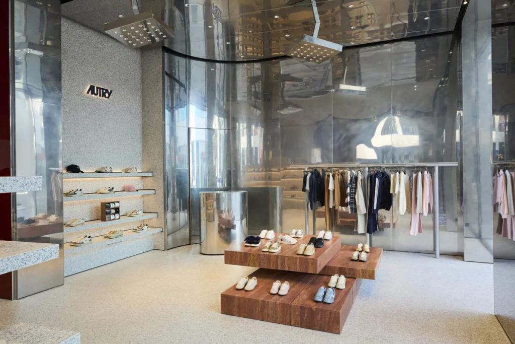 Interni del flagship store Autry a Milano con arredi in legno di noce