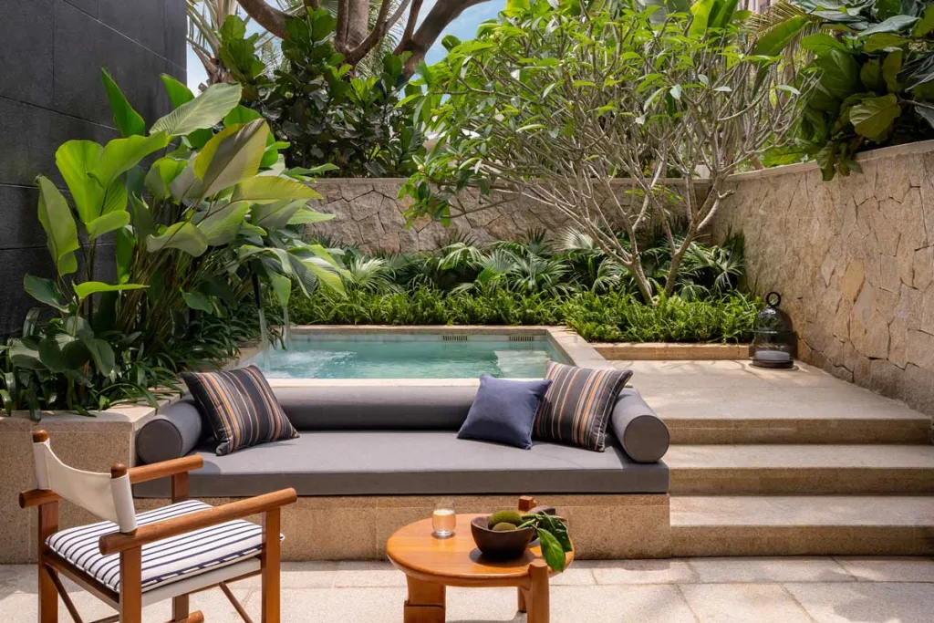 Giardino privato con area lounge e mini piscina al Kimpton Aqeos Hainan, circondato da vegetazione tropicale.