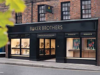Facciata della gioielleria Baker Brothers a Bedford progettata da Innovare Design