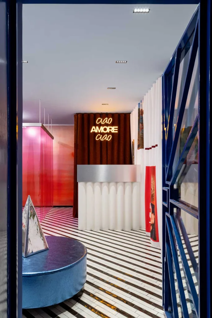 Ingresso di Boom Town Projects a Grumo Nevano, con bancone metallico e tenda marrone progettati da Carmine Abate