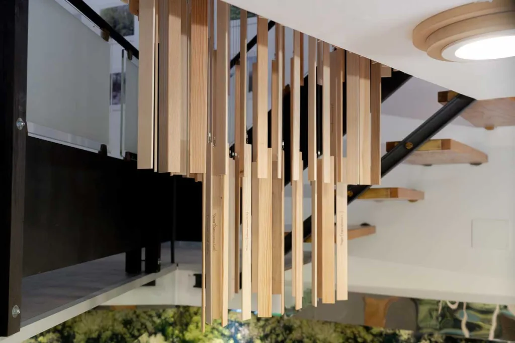 Dettaglio dell’installazione in legno Foresta in Città a Trieste