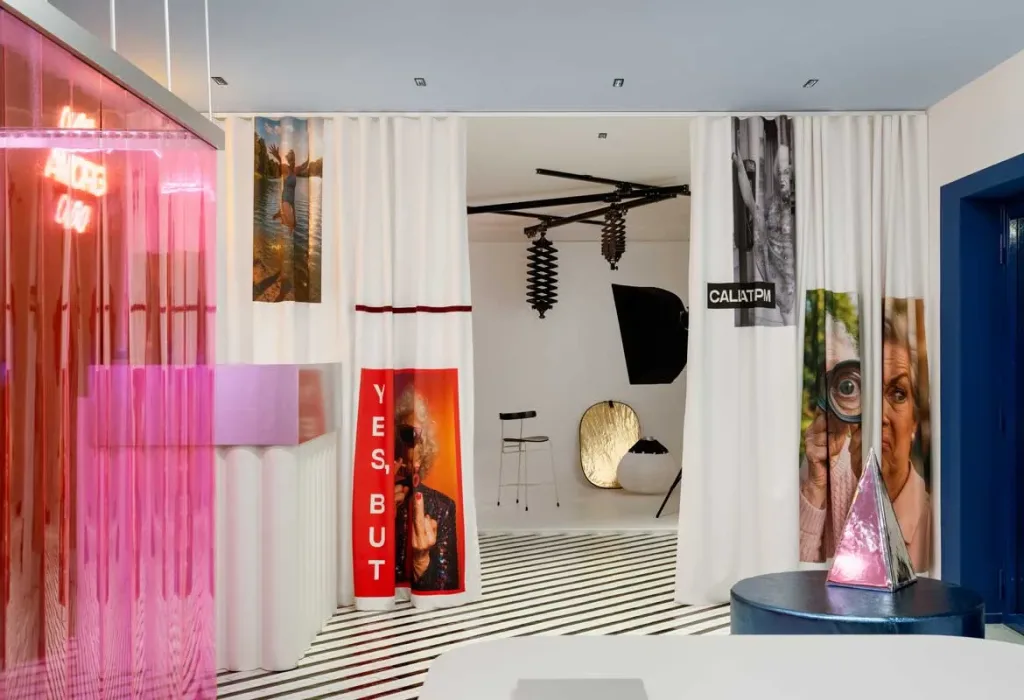 Set fotografico e tende stampate all’interno di Boom Town Projects, progetto di Carmine Abate