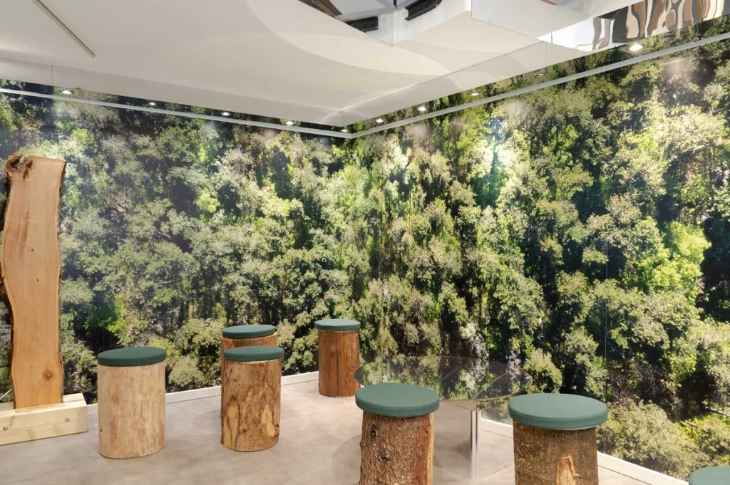 Interno dello spazio Foresta in Città a Trieste progettato da Matteo Ragni