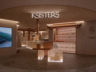 Interno del flagship store KSISTERS a Singapore progettato da Open Studio, con elementi in legno e volumi retroilluminati ispirati all’architettura Hanok