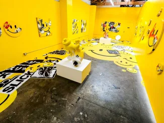 Installazione immersiva di OG Slick a Los Angeles con grafiche gialle e adesivi da pavimento realizzati con Mimaki e Drytac