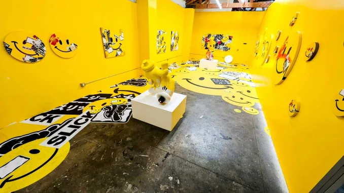 Installazione immersiva di OG Slick a Los Angeles con grafiche gialle e adesivi da pavimento realizzati con Mimaki e Drytac