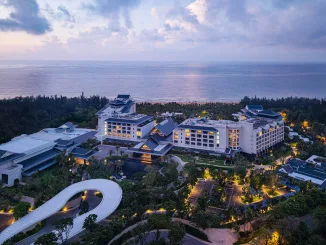 Vista del Kimpton Aqeos Hainan immerso nella baia di Clear Water