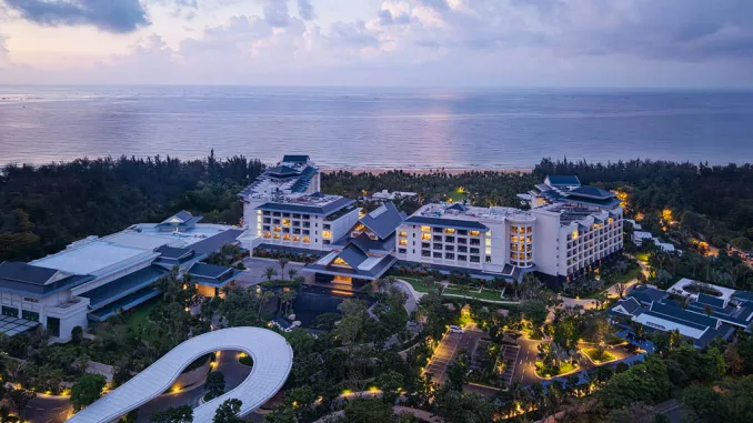 Vista del Kimpton Aqeos Hainan immerso nella baia di Clear Water