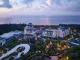 Vista del Kimpton Aqeos Hainan immerso nella baia di Clear Water