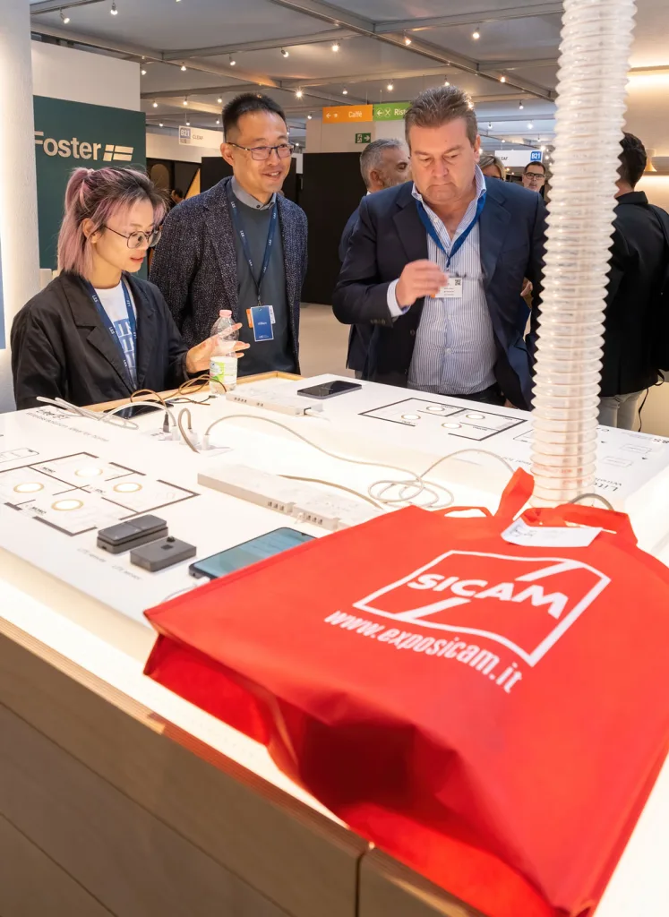 stand e visitatori al SICAM 2025 a Pordenone, il Salone internazionale per i componenti, i semilavorati e gli accessori per l’industria del mobile