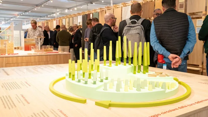 installazione espositiva e visitatori al SICAM 2025 a Pordenone, dedicata a bellezza, funzionalità e innovazione per l’arredo