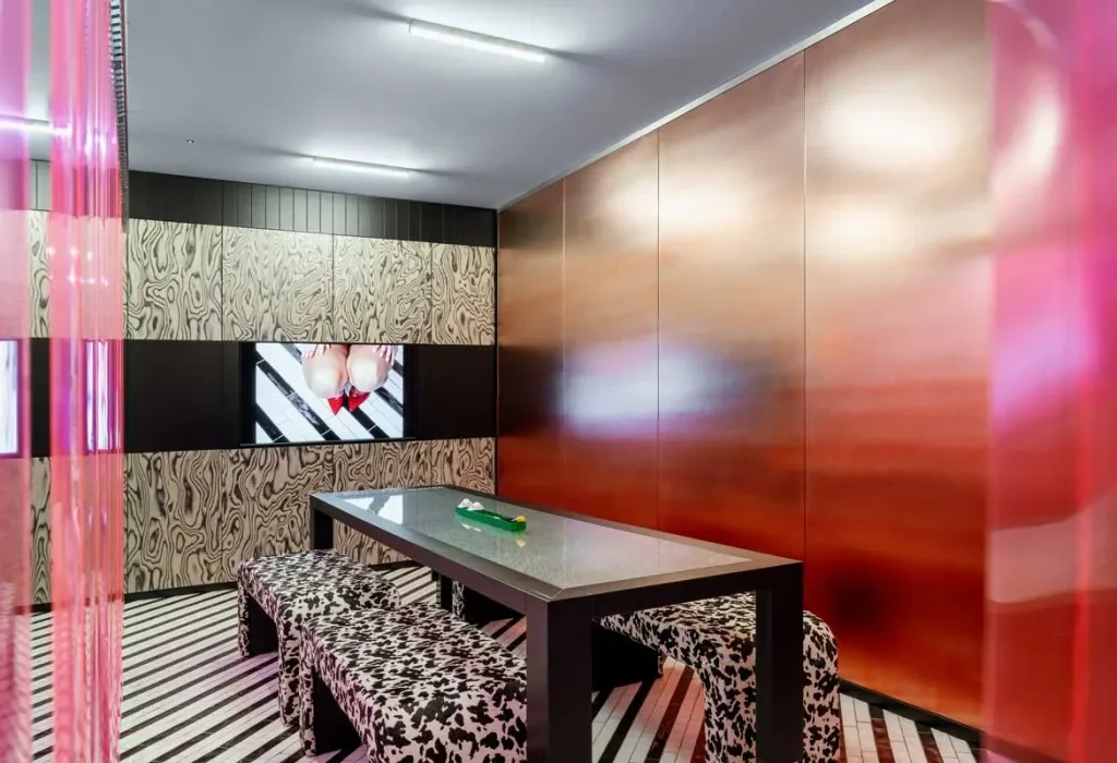 Sala riunioni di Boom Town Projects con pannelli ALPI e arredi su misura progettati da Carmine Abate