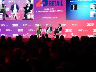 panel plenaria Forum Retail 2025 con relatori sul palco e pubblico in sala