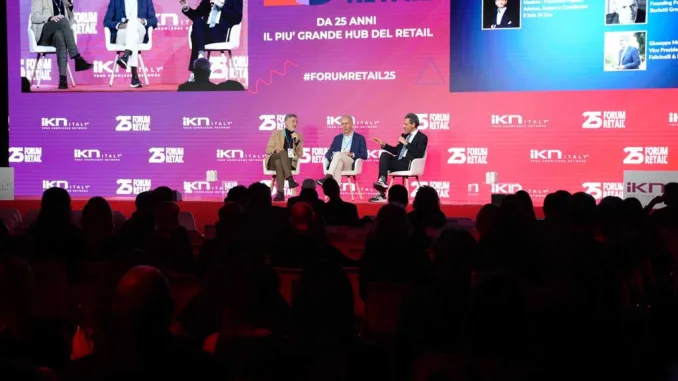 panel plenaria Forum Retail 2025 con relatori sul palco e pubblico in sala