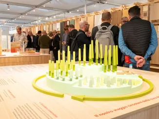 Modello espositivo e visitatori negli stand di SICAM 2025