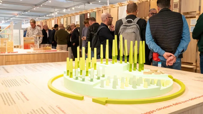 Modello espositivo e visitatori negli stand di SICAM 2025