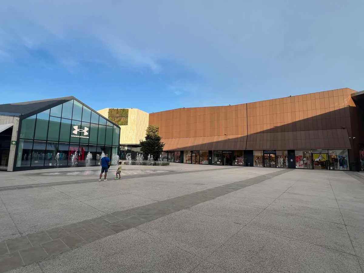 San Marino Outlet Experience architettura su terreno inclinato con percorsi pedonali