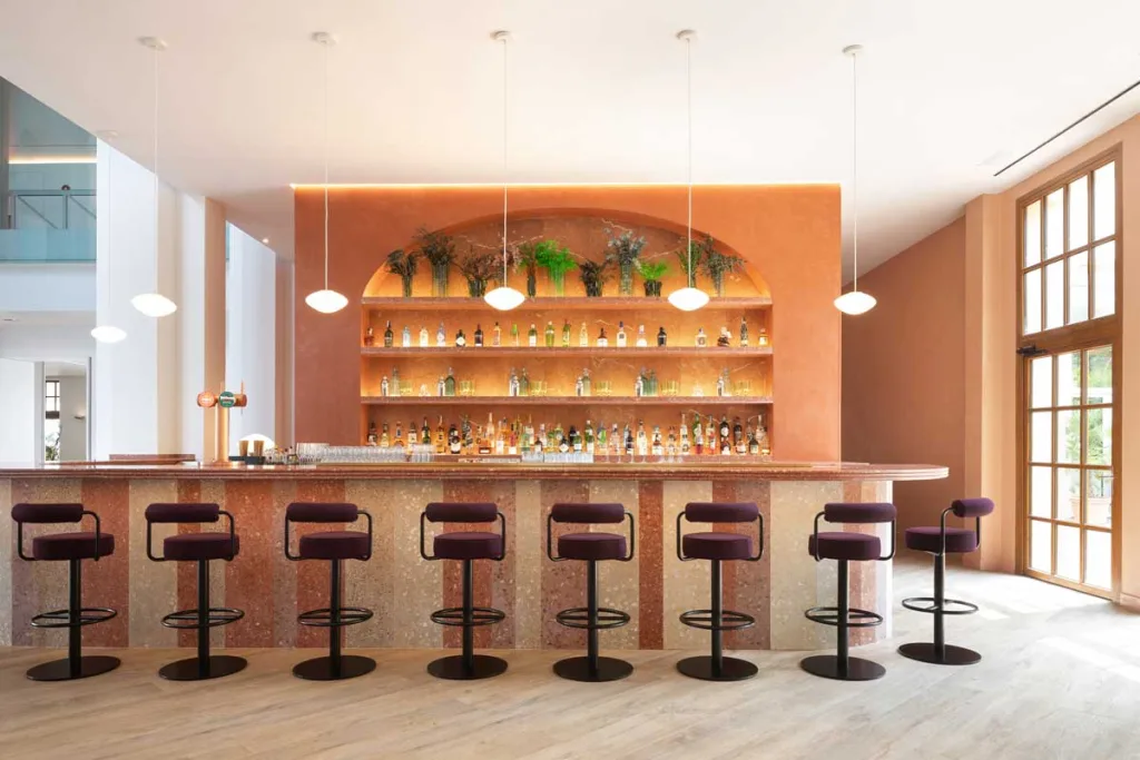Banco e sedute su misura con dettagli in terrazzo del Bar Tempus al Le Méridien Ra Beach Hotel & Spa firmate Transit Studio