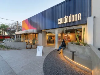 Facciata del bar Ciudadano a Córdoba con lamiera piegata e insegna luminosa