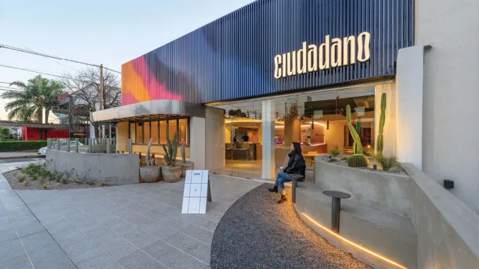 Facciata del bar Ciudadano a Córdoba con lamiera piegata e insegna luminosa