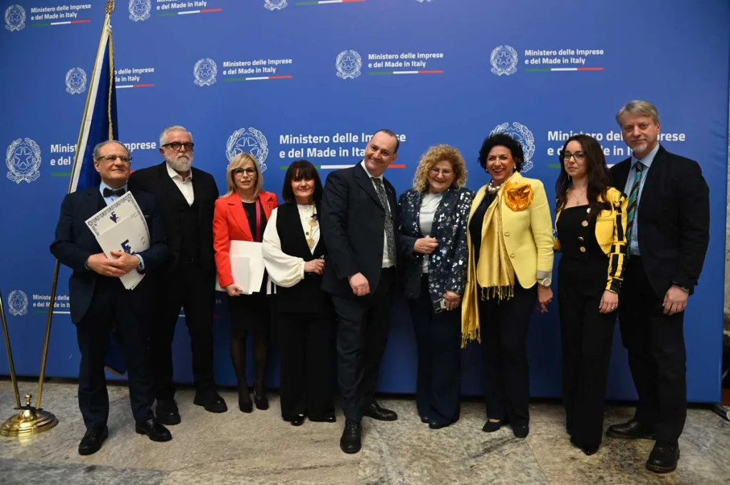 Il Direttivo dell’Associazione Vetrinisti & Visual Europei durante un evento istituzionale al Ministero delle Imprese e del Made in Italy