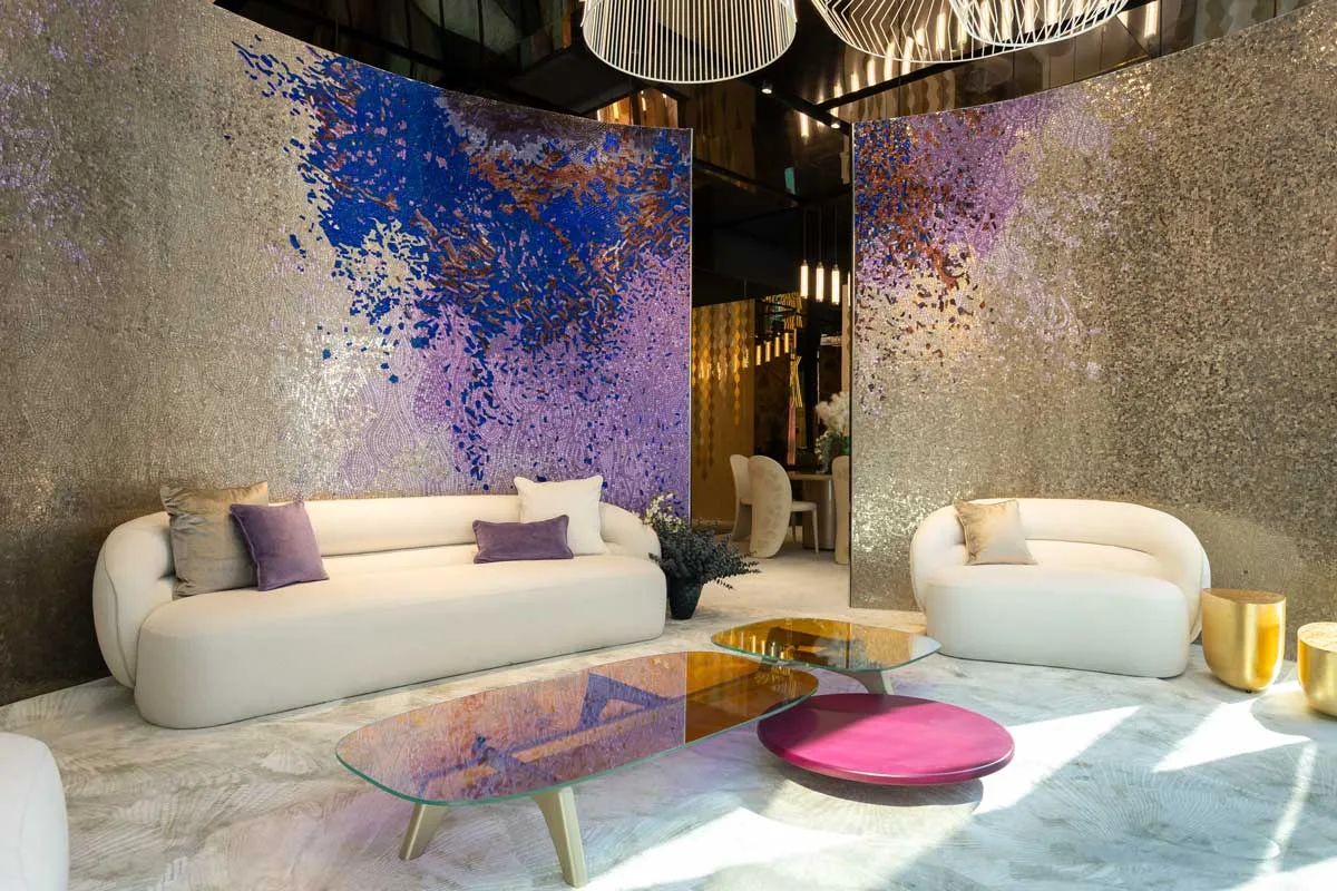 Interni dello showroom SICIS a Dubai nel Dubai Design District con mosaici artistici, arredi contemporanei e tavolini in vetro colorato
