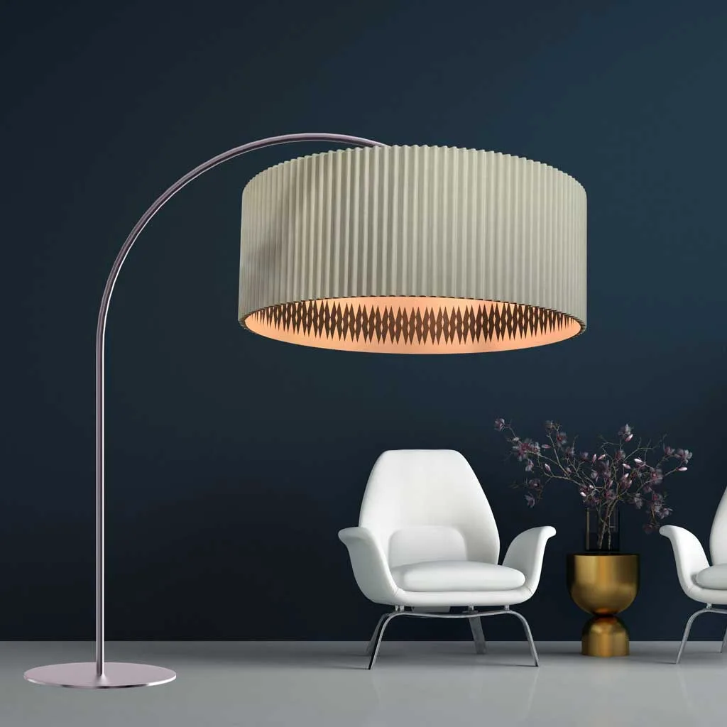 lampada ad arco con grande paralume plissettato e poltrone bianche su sfondo blu, proposta di interior design esposta a Milano Home 2026