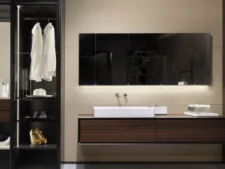Showroom RiFRA Milano con mobile lavabo in legno, armadio illuminato e lavabo moderno