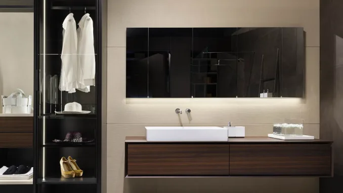 Showroom RiFRA Milano con mobile lavabo in legno, armadio illuminato e lavabo moderno