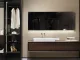 Showroom RiFRA Milano con mobile lavabo in legno, armadio illuminato e lavabo moderno
