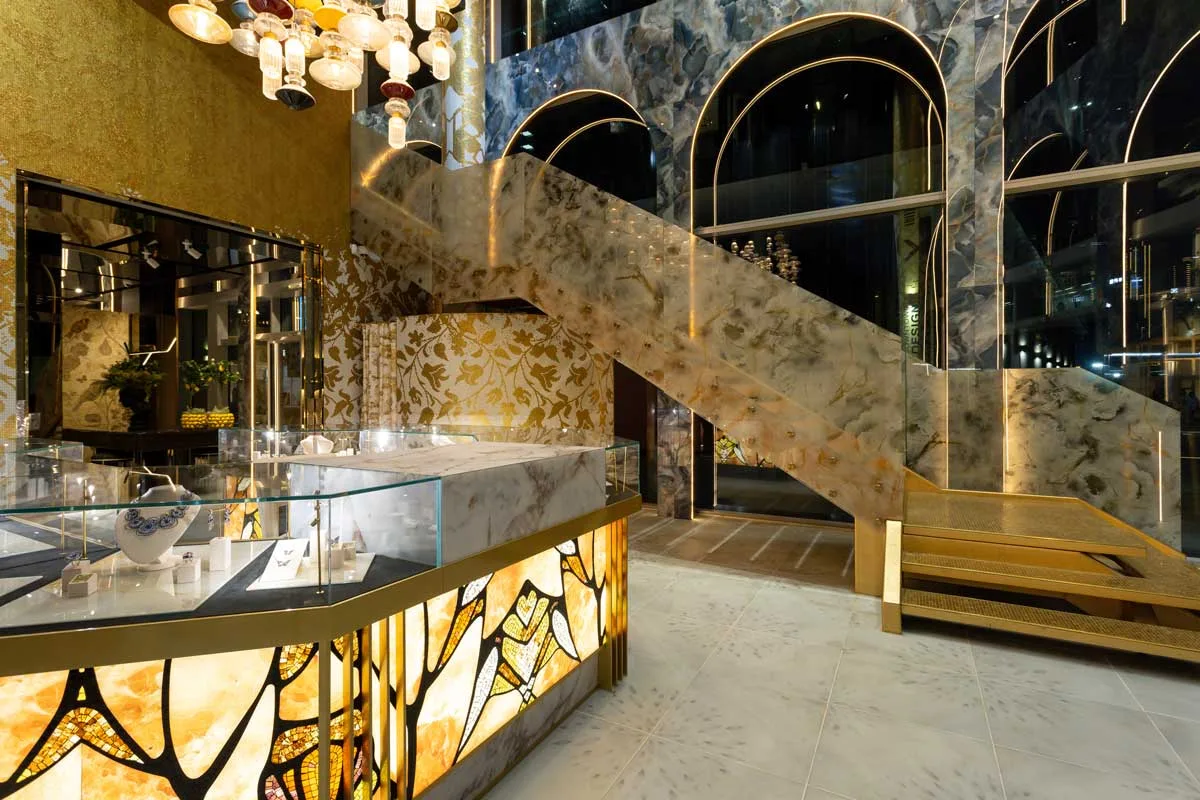 Interni del nuovo showroom SICIS a Dubai con mosaici e arredi
