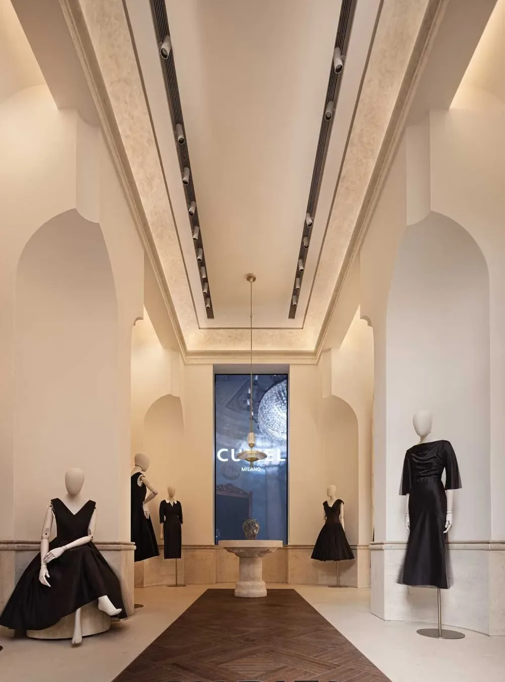 ingresso del flagship store CASA CURIEL con manichini e volte architettoniche