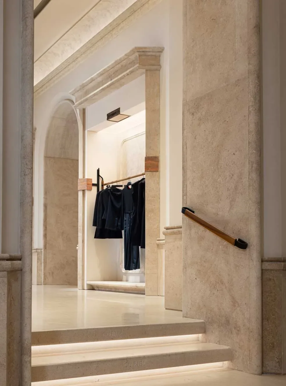 dettaglio area espositiva in travertino del flagship store CASA CURIEL