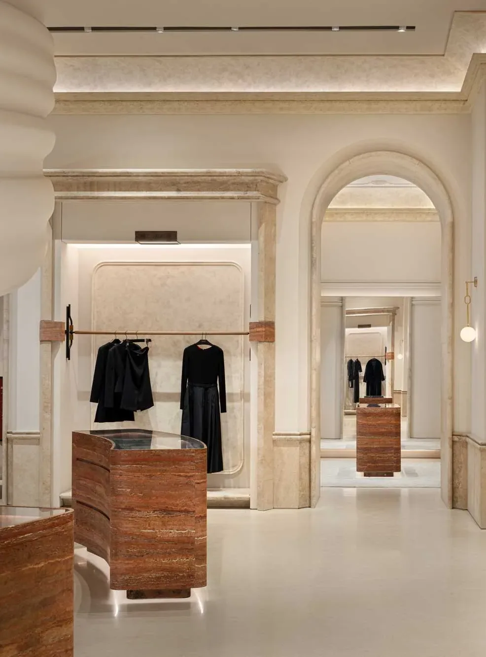 sequenza di archi e display in pietra naturale nel flagship store CASA CURIEL