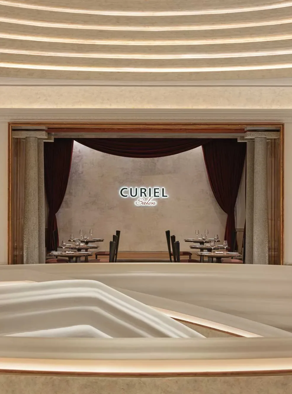 CURIEL Salon con tende cremisi e atmosfera teatrale