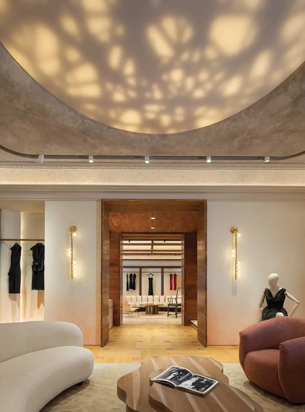 area lounge del flagship store CASA CURIEL con illuminazione scenografica