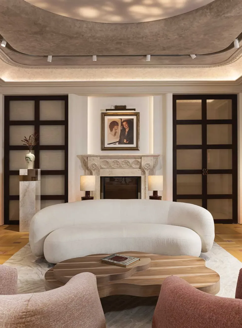 salone lifestyle del flagship store CASA CURIEL con arredi e camino decorativo