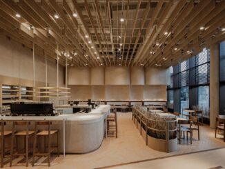 Interni della panetteria di design Krume Bäcker a Panama, con bancone in terra compattata, arredi in legno recuperato e soffitto a listelli. Interior view of Krume Bäcker design bakery in Panama, featuring a rammed earth counter, reclaimed wood furniture, and slatted ceiling structure.