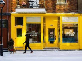 Facciata gialla della boutique Les Chocolats de Chloé a Montréal