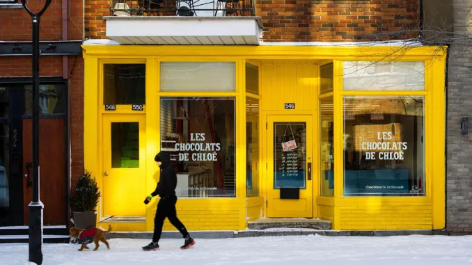 Facciata gialla della boutique Les Chocolats de Chloé a Montréal
