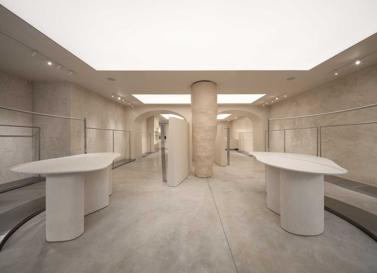 Interno del PAPAYA Showroom a Kiev con pareti in pietra calcarea restaurate