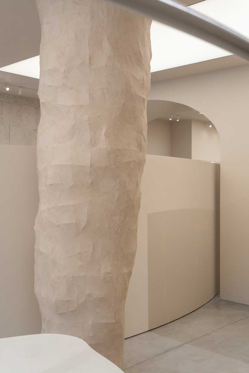 Spazio espositivo PAPAYA con interventi contemporanei di Between the Walls